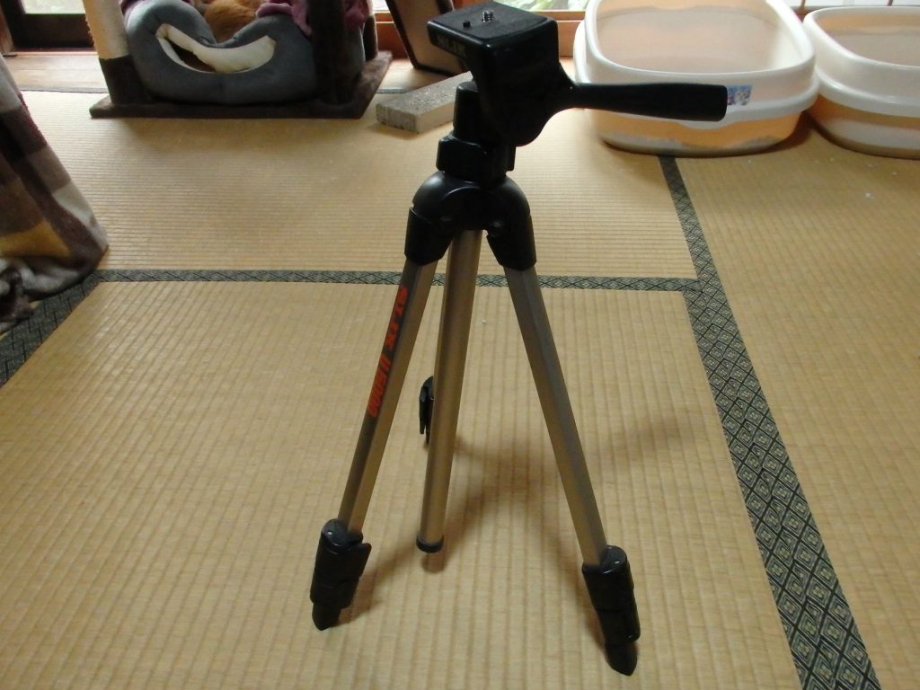 足が完全に開いていない三脚
