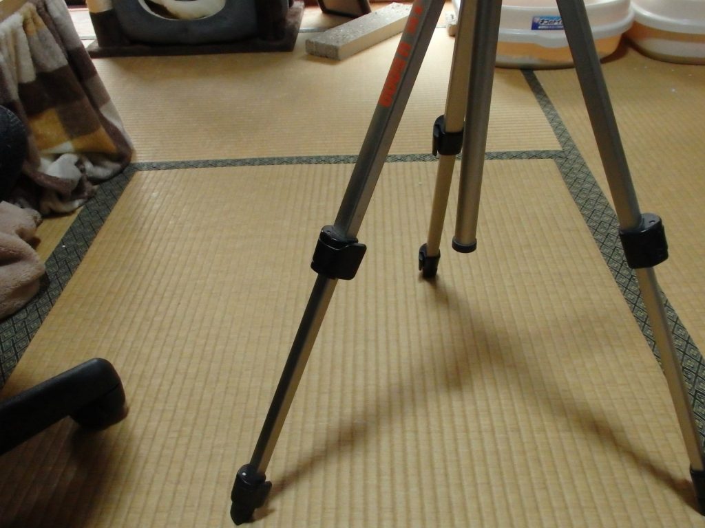 根元から脚を伸ばした三脚