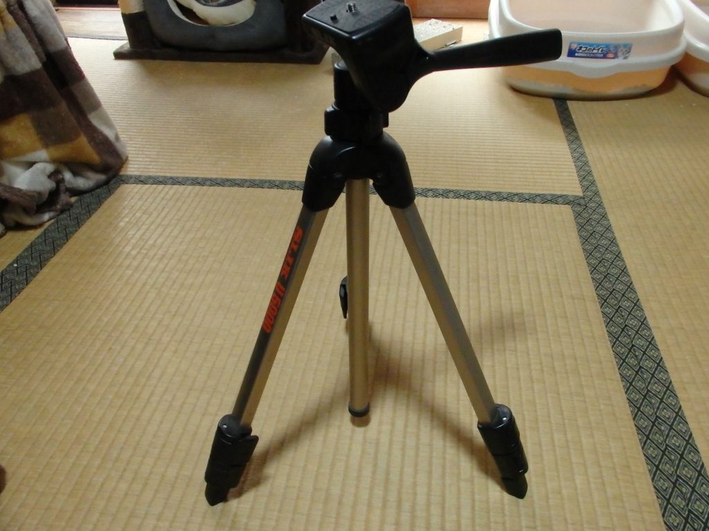 脚を完全に開いた三脚