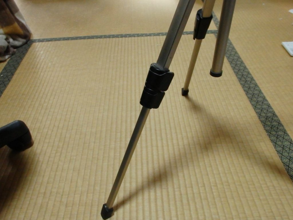 先の方から脚を伸ばした三脚