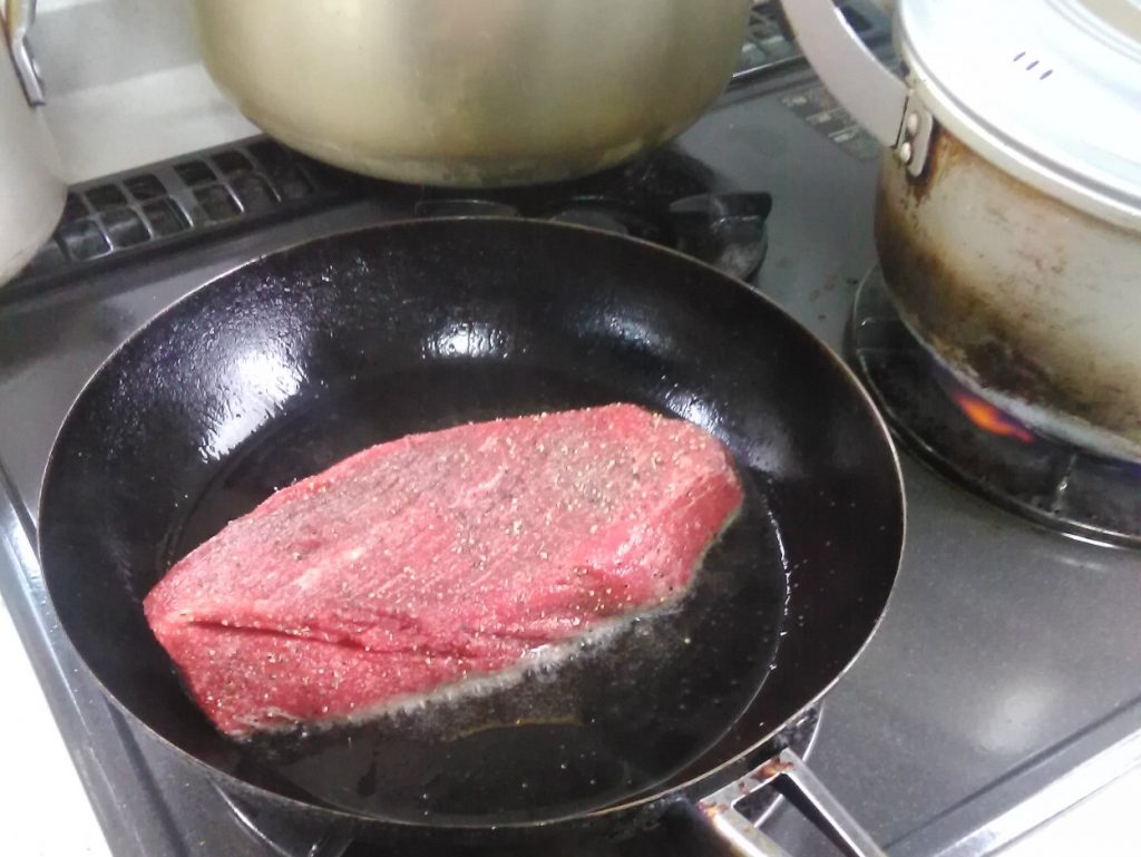 牛ブロック肉を焼く