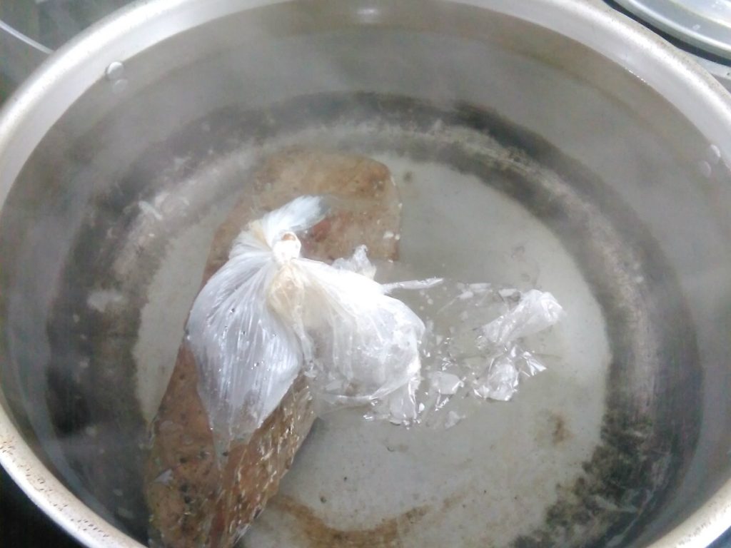 焼いたブロック肉を袋に入れて湯煎にかける