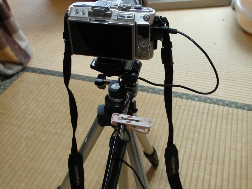 レリーズのケーブルを三脚に洗濯ばさみで固定