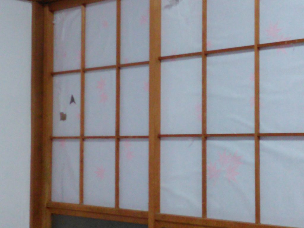 裏側から梱包用テープを貼った障子紙