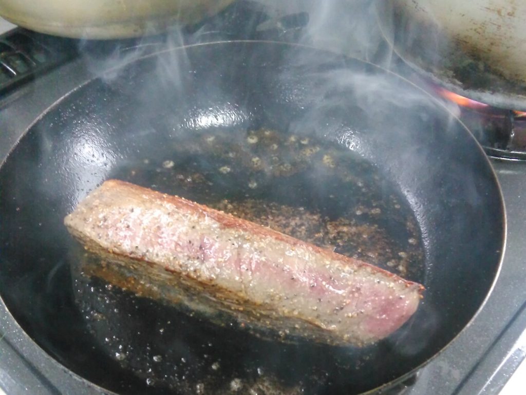 牛ブロック肉の側面を焼く