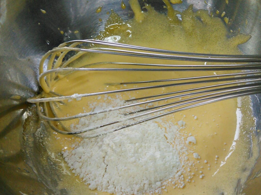 ブランシールした卵黄に薄力粉を入れて混ぜる