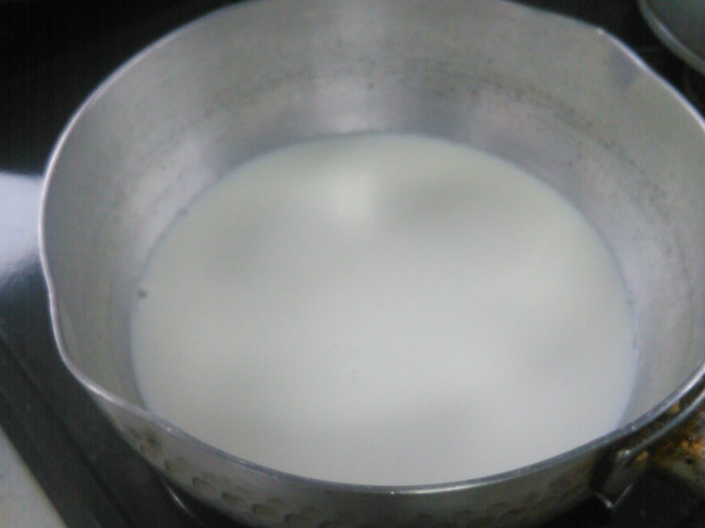 鍋で温めている牛乳
