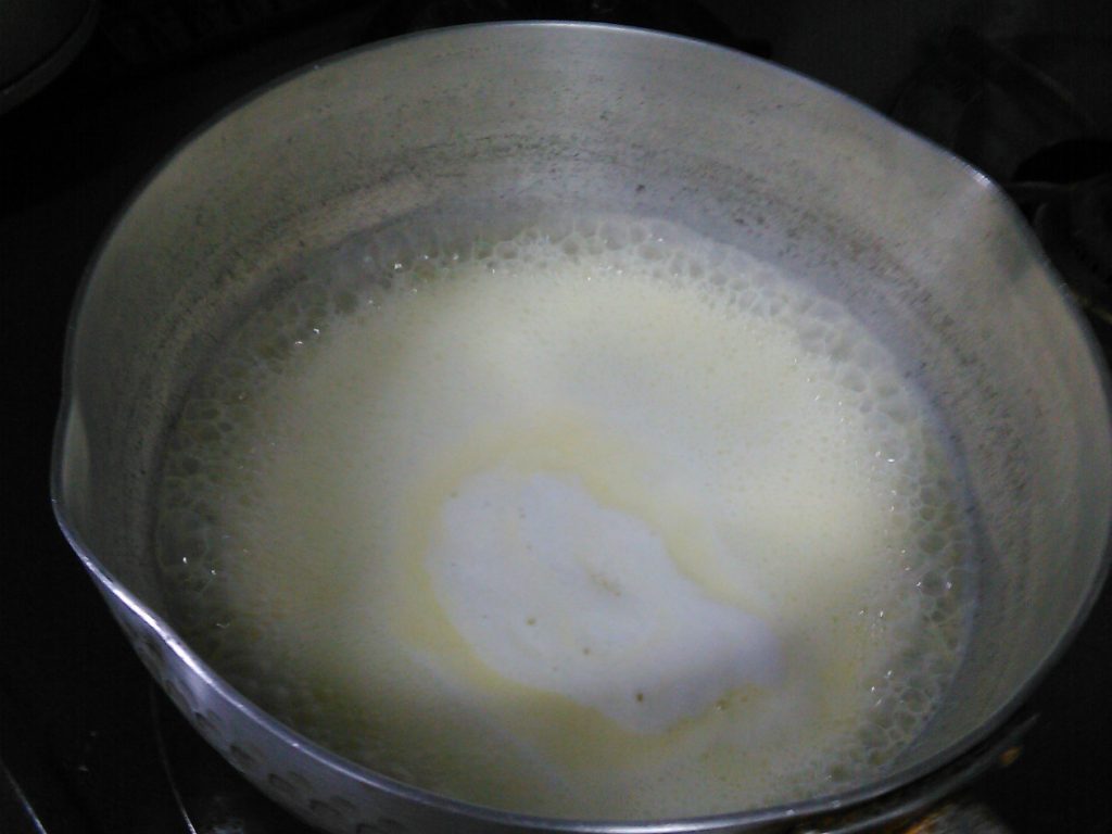 牛乳・水・バター・塩が沸騰したところ
