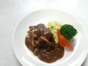 皿に盛りつけた牛肉の赤ワイン煮