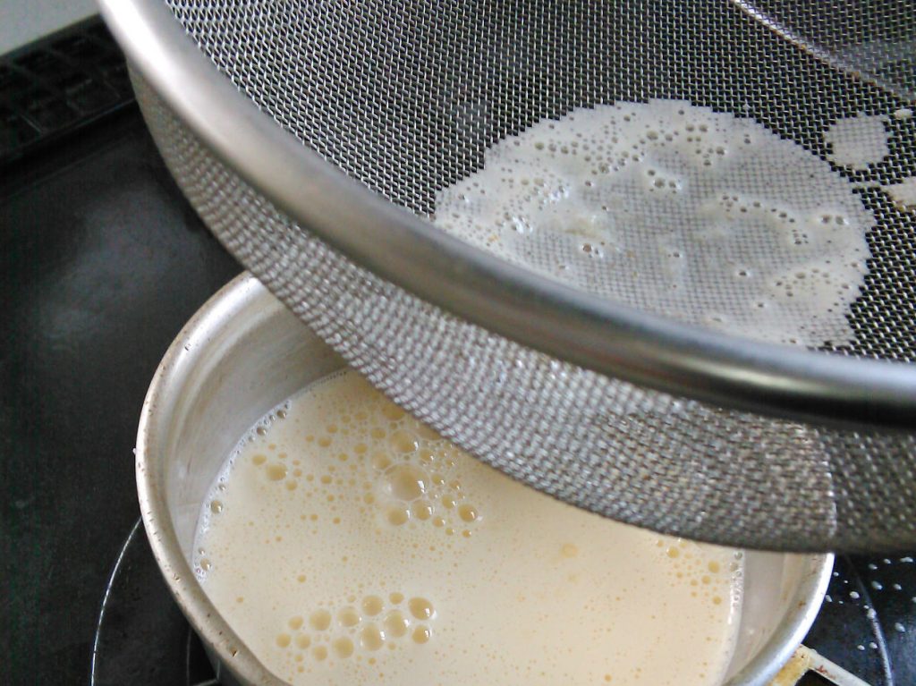ブランシールして牛乳を加え、鍋に濾して入れる
