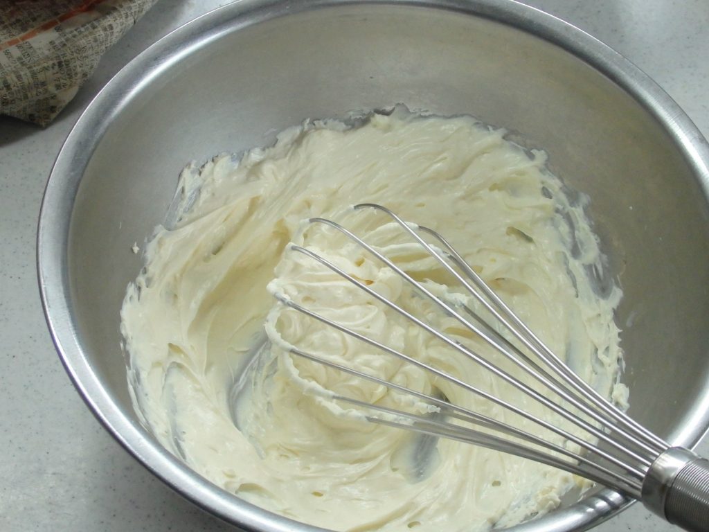 レアチーズケーキの作り方 生クリームは軽く泡立てると口当たりが柔らかい あれいいんじゃね これいいよ あれ欲しい