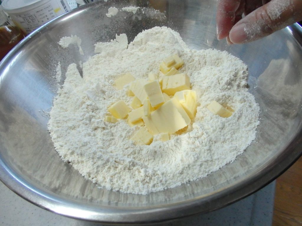 粉の上に置いたバター