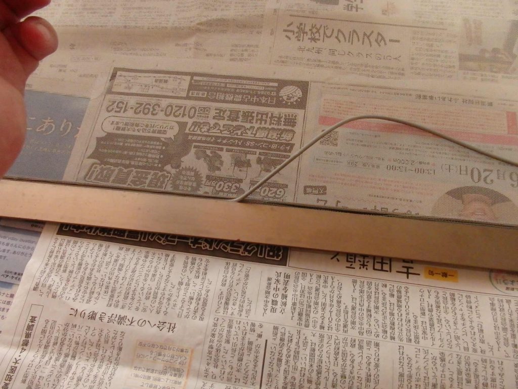 網戸のゴムを外す